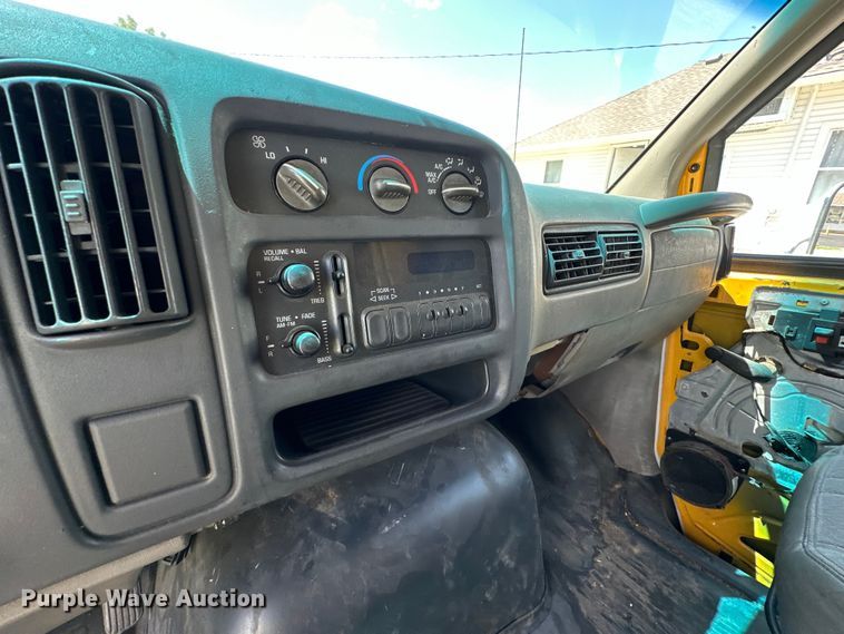 image for item EJ7083 1999 GMC 3500 box truck