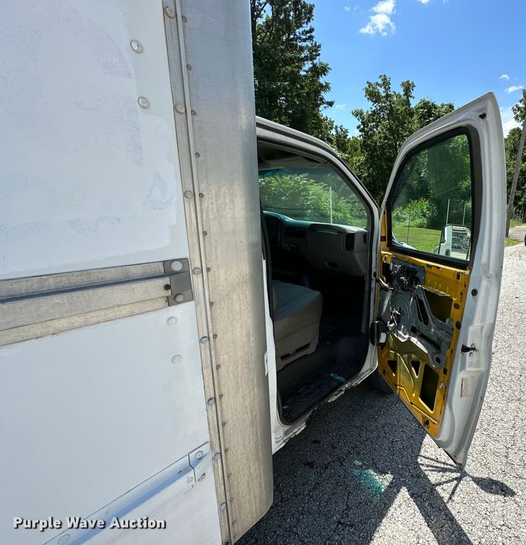 image for item EJ7083 1999 GMC 3500 box truck