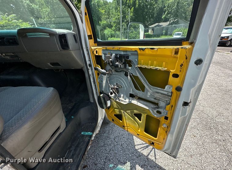 image for item EJ7083 1999 GMC 3500 box truck