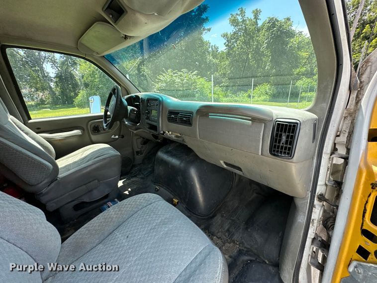 image for item EJ7083 1999 GMC 3500 box truck