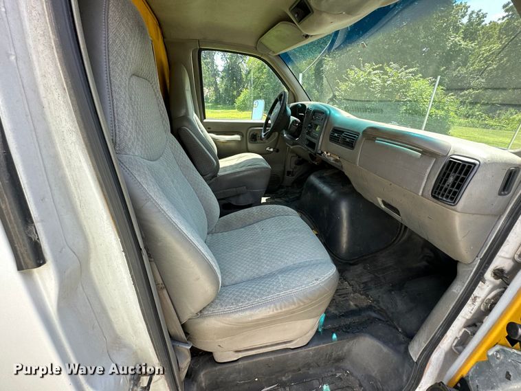 image for item EJ7083 1999 GMC 3500 box truck