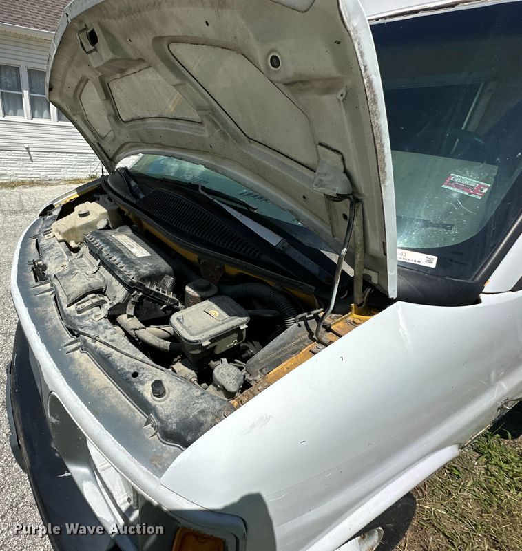 image for item EJ7083 1999 GMC 3500 box truck