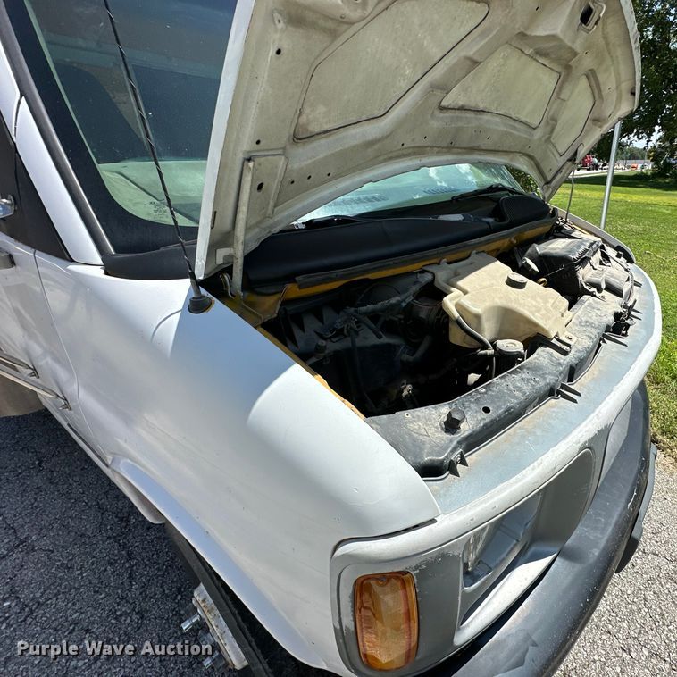 image for item EJ7083 1999 GMC 3500 box truck