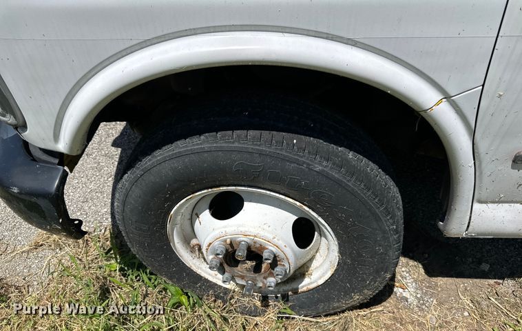 image for item EJ7083 1999 GMC 3500 box truck