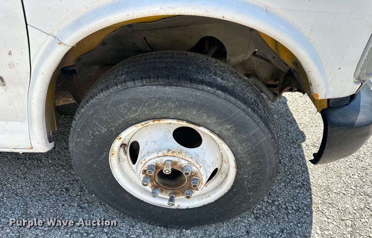 image for item EJ7083 1999 GMC 3500 box truck