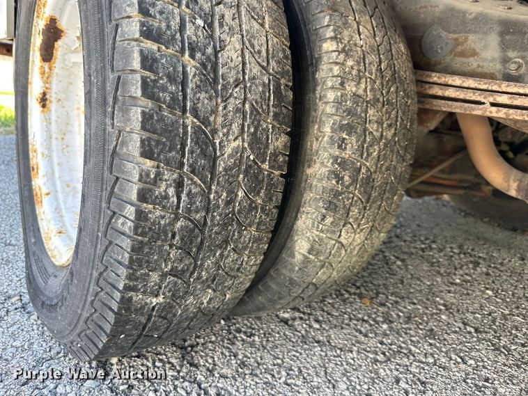 image for item EJ7083 1999 GMC 3500 box truck