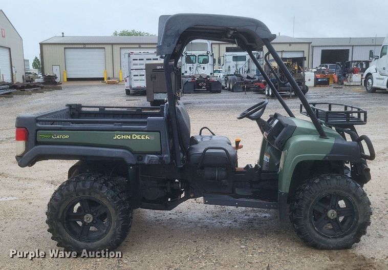 image for item EJ7981 2016 John Deere Gator 825 utility vehicle