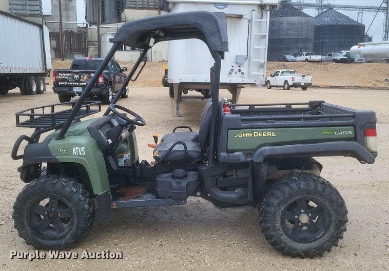 image for item EJ7981 2016 John Deere Gator 825 utility vehicle