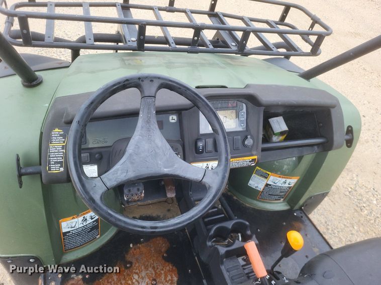 image for item EJ7981 2016 John Deere Gator 825 utility vehicle
