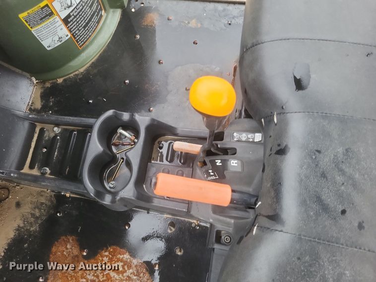 image for item EJ7981 2016 John Deere Gator 825 utility vehicle