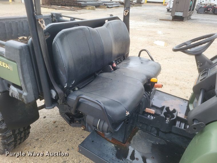 image for item EJ7981 2016 John Deere Gator 825 utility vehicle