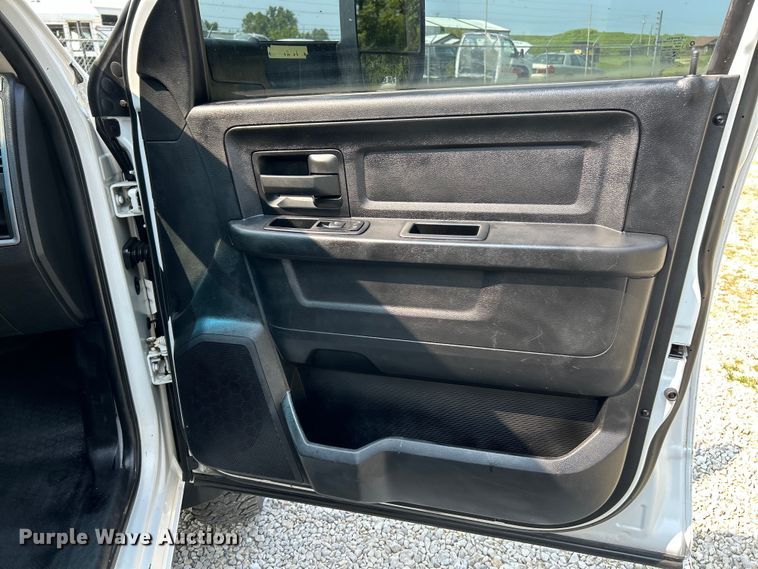 image for item EK3007 2014 Dodge  Ram 5500HD Crew Cab flatbed truck