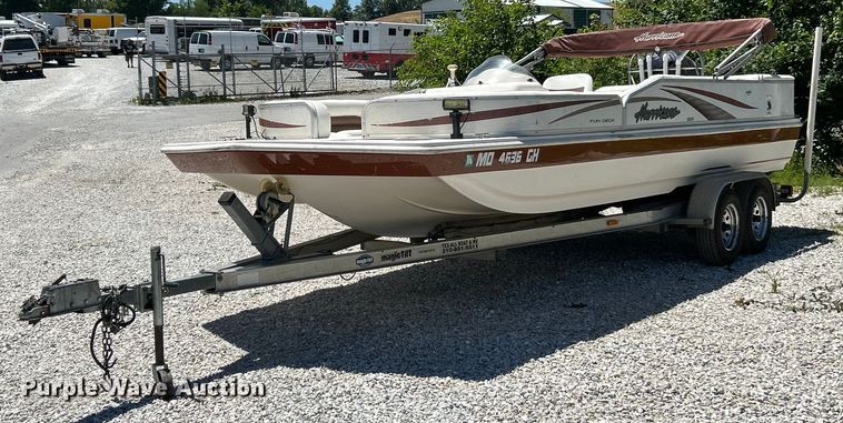 image for item EK4824 2004 Hurricane  228R boat