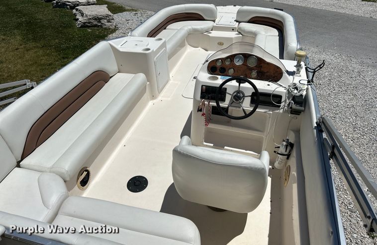 image for item EK4824 2004 Hurricane  228R boat