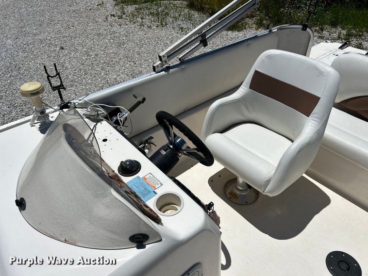 image for item EK4824 2004 Hurricane  228R boat