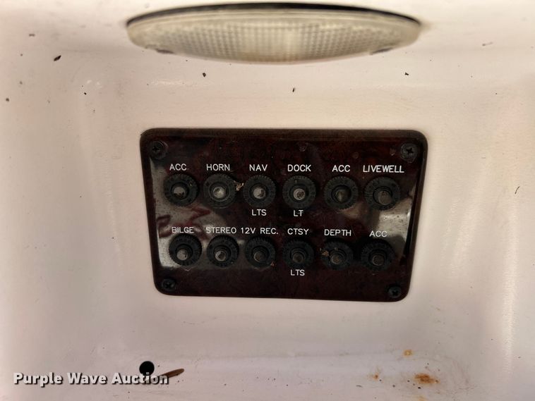 image for item EK4824 2004 Hurricane  228R boat