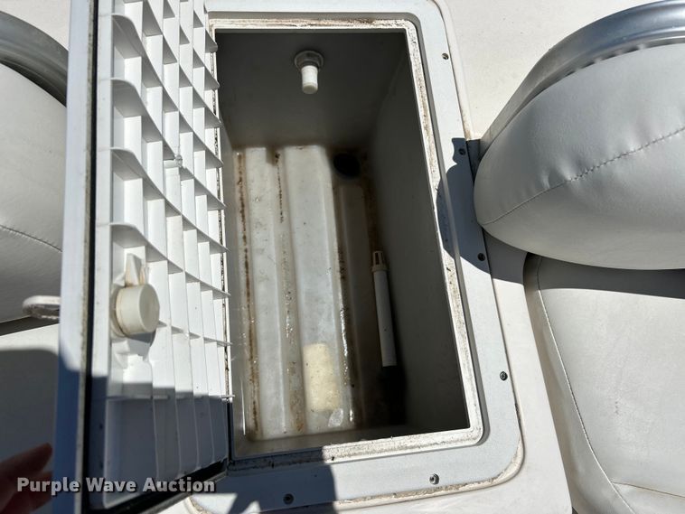 image for item EK4824 2004 Hurricane  228R boat