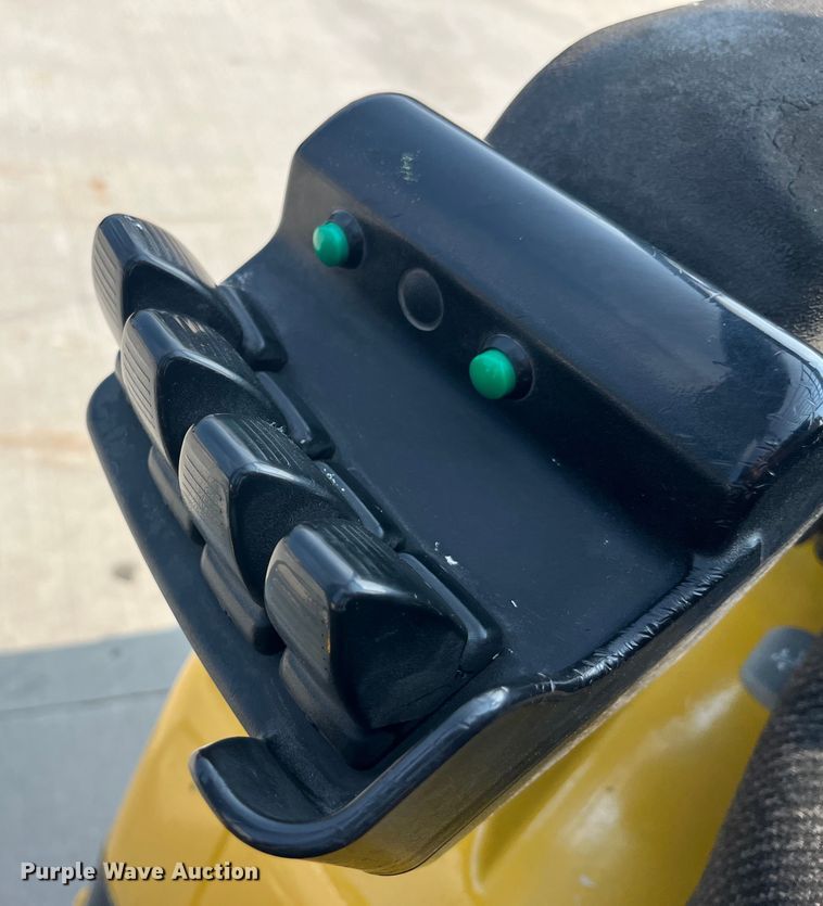 image for item EK8849 Yale GLC070VXNGSE090 forklift