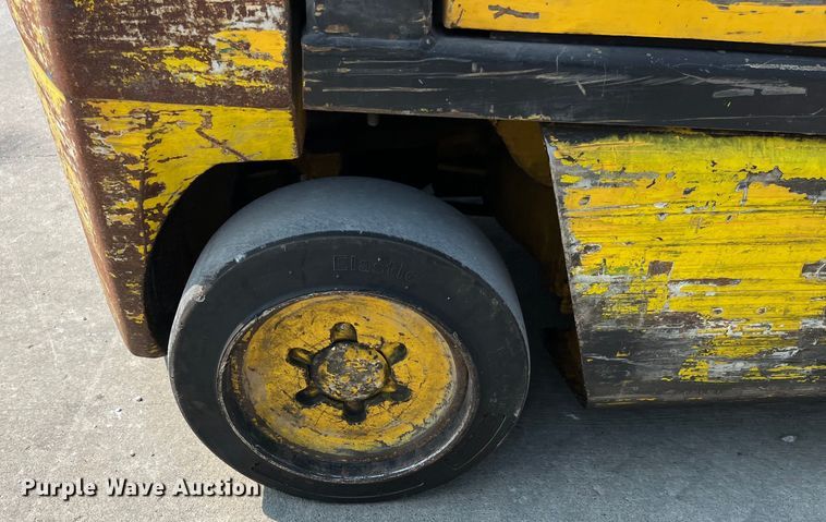 image for item EK8856 Yale GLC050TFNUAE084 forklift