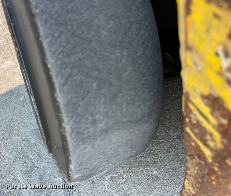 image for item EK8856 Yale GLC050TFNUAE084 forklift