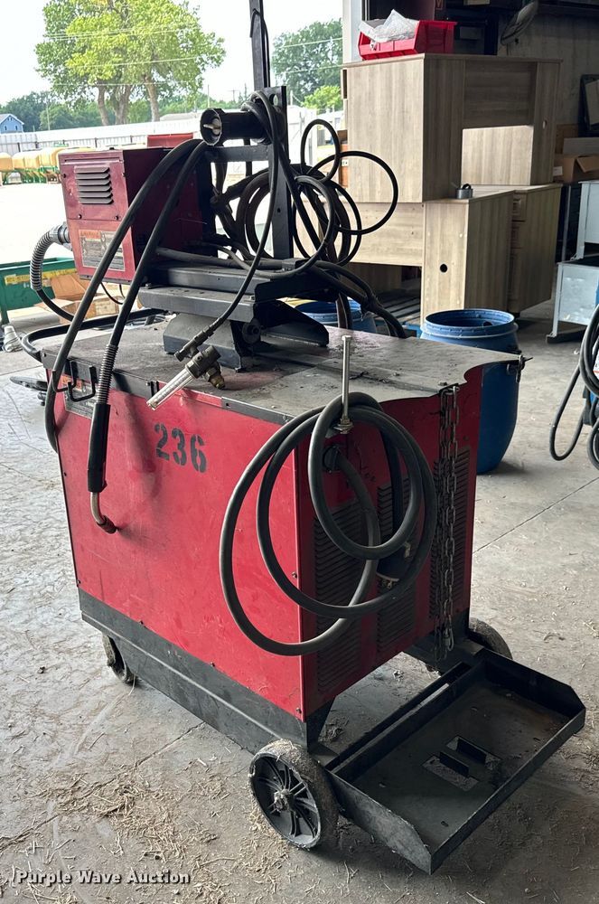 image for item LF9838 Lincoln Electric  CV400 welder