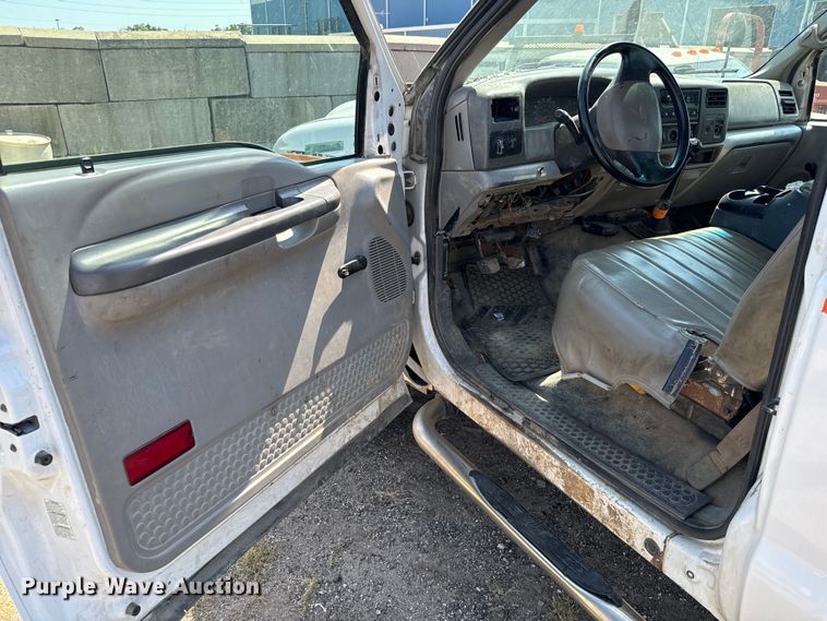 image for item LF9844 1999 Ford F450 Super Duty truck cab and chassis