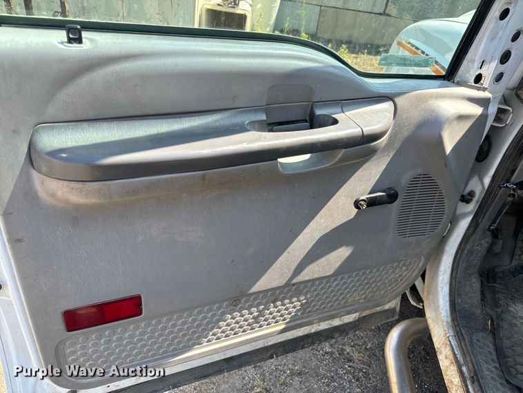 image for item LF9844 1999 Ford F450 Super Duty truck cab and chassis