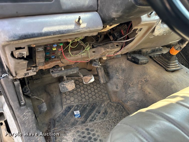 image for item LF9844 1999 Ford F450 Super Duty truck cab and chassis