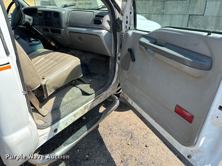 image for item LF9844 1999 Ford F450 Super Duty truck cab and chassis