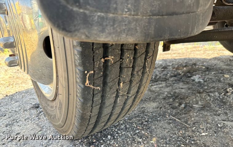 image for item LF9844 1999 Ford F450 Super Duty truck cab and chassis