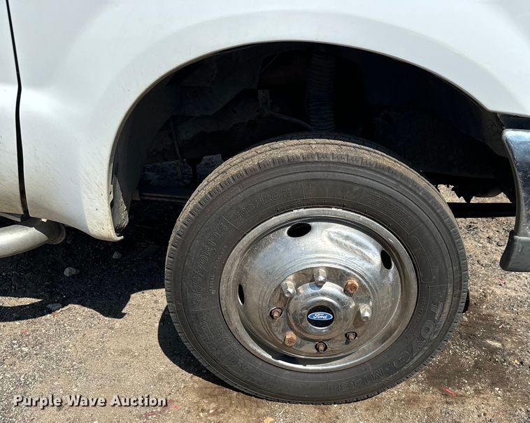 image for item LF9844 1999 Ford F450 Super Duty truck cab and chassis