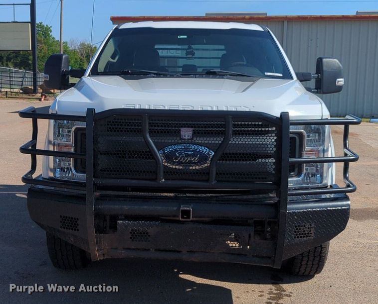 image for item NW9571 2019 Ford F250 Super Duty Crew Cab flatbed pickup truck