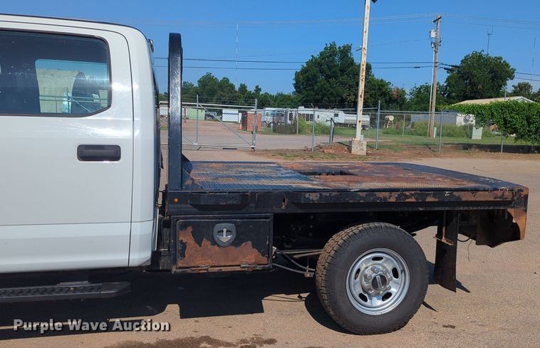 image for item NW9571 2019 Ford F250 Super Duty Crew Cab flatbed pickup truck