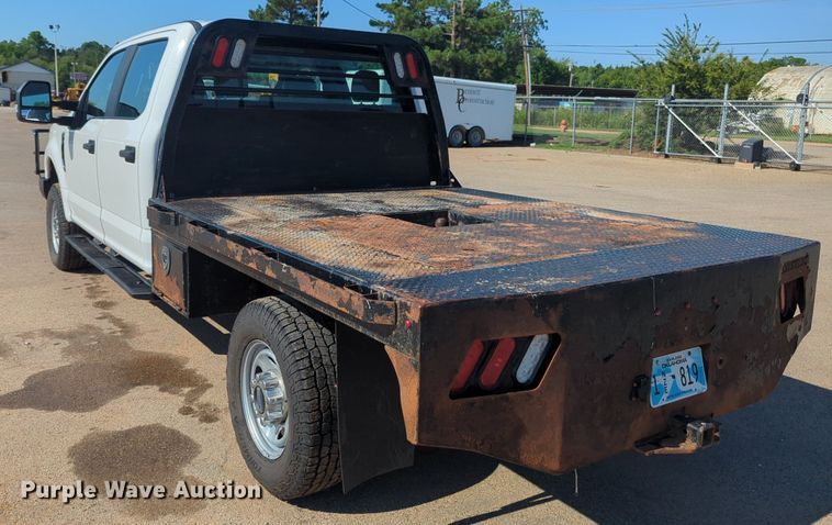 image for item NW9571 2019 Ford F250 Super Duty Crew Cab flatbed pickup truck