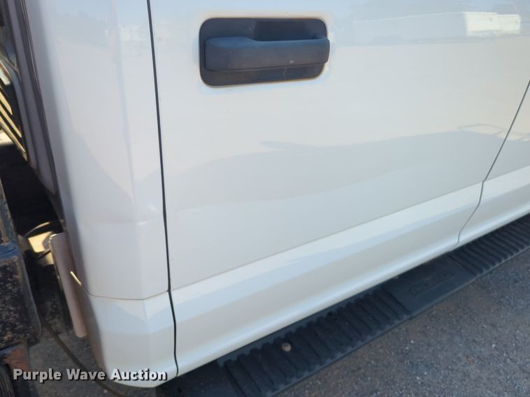 image for item NW9571 2019 Ford F250 Super Duty Crew Cab flatbed pickup truck