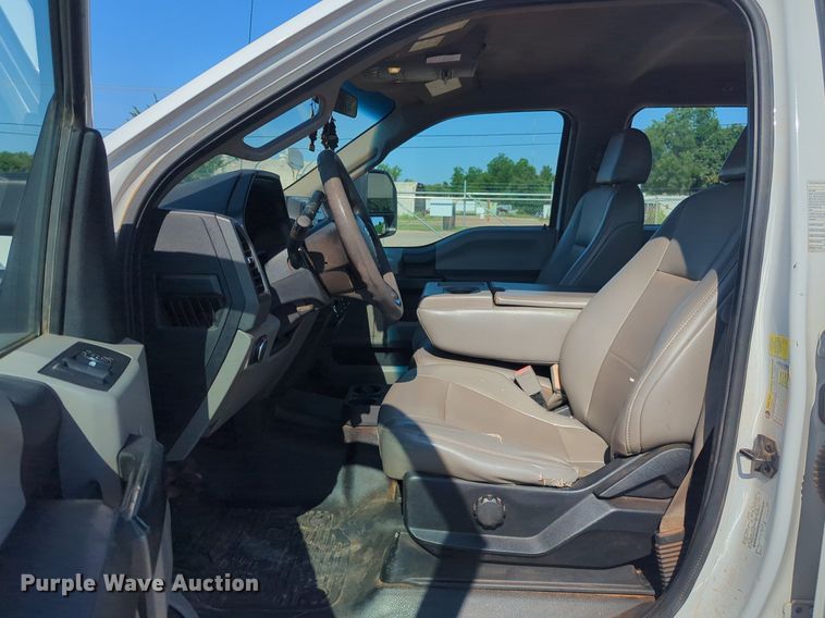 image for item NW9571 2019 Ford F250 Super Duty Crew Cab flatbed pickup truck