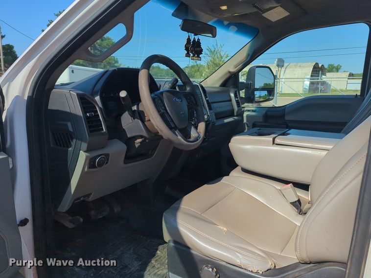 image for item NW9571 2019 Ford F250 Super Duty Crew Cab flatbed pickup truck