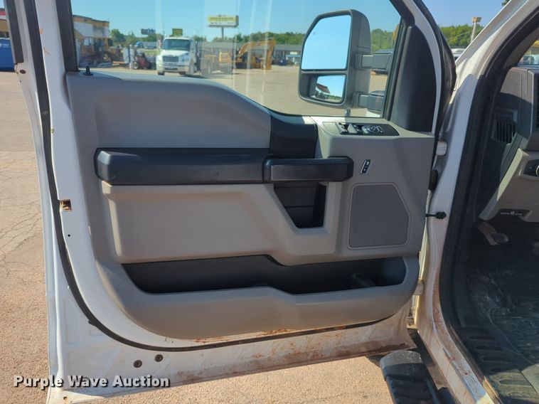 image for item NW9571 2019 Ford F250 Super Duty Crew Cab flatbed pickup truck