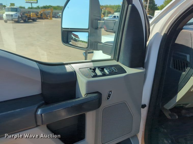 image for item NW9571 2019 Ford F250 Super Duty Crew Cab flatbed pickup truck