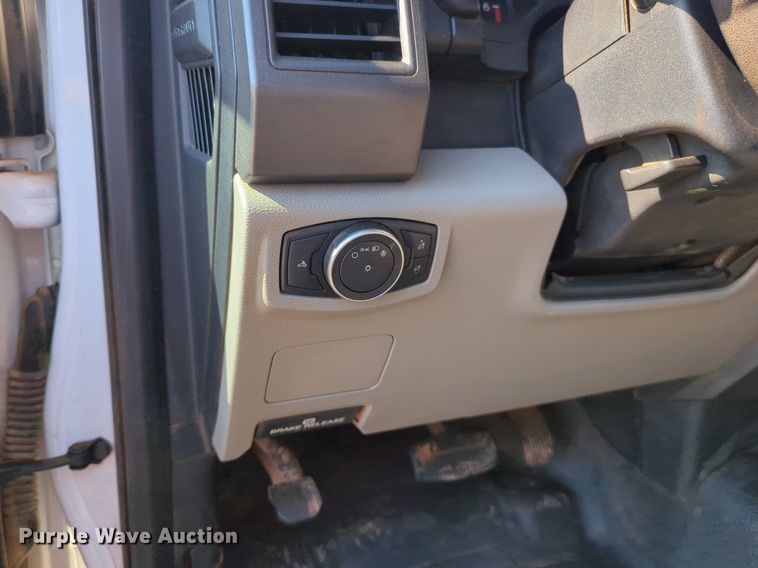 image for item NW9571 2019 Ford F250 Super Duty Crew Cab flatbed pickup truck