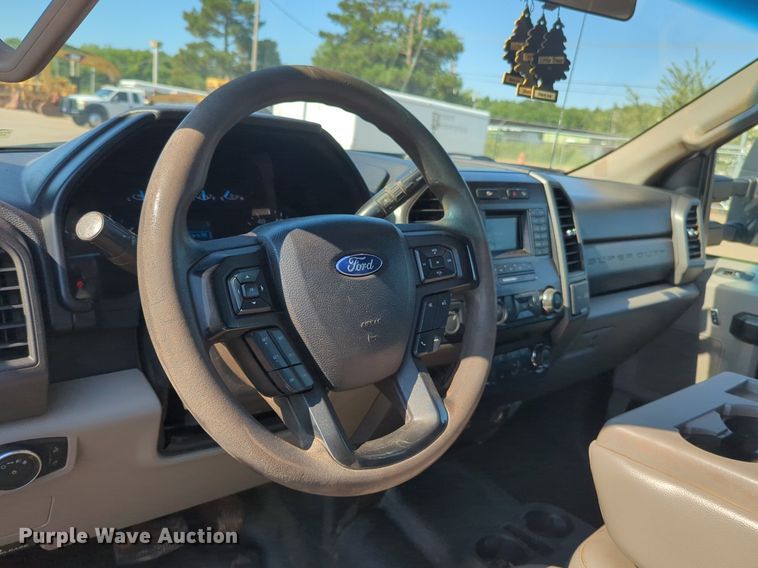 image for item NW9571 2019 Ford F250 Super Duty Crew Cab flatbed pickup truck