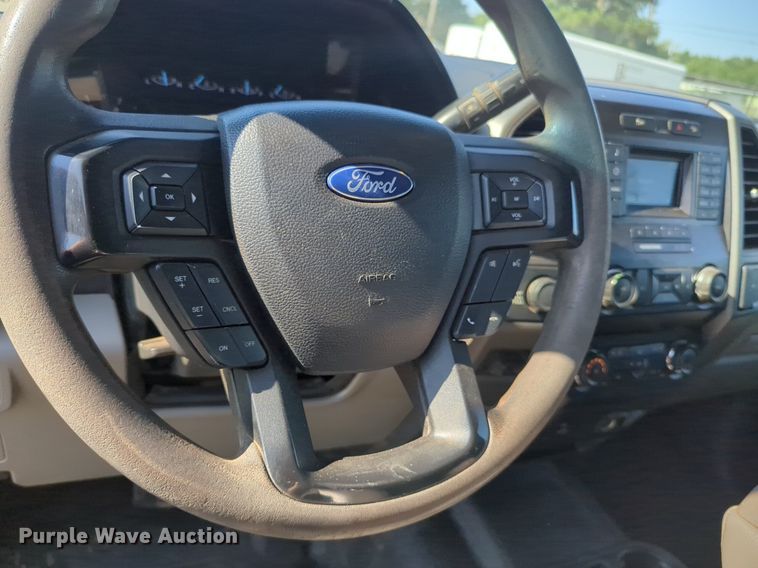 image for item NW9571 2019 Ford F250 Super Duty Crew Cab flatbed pickup truck