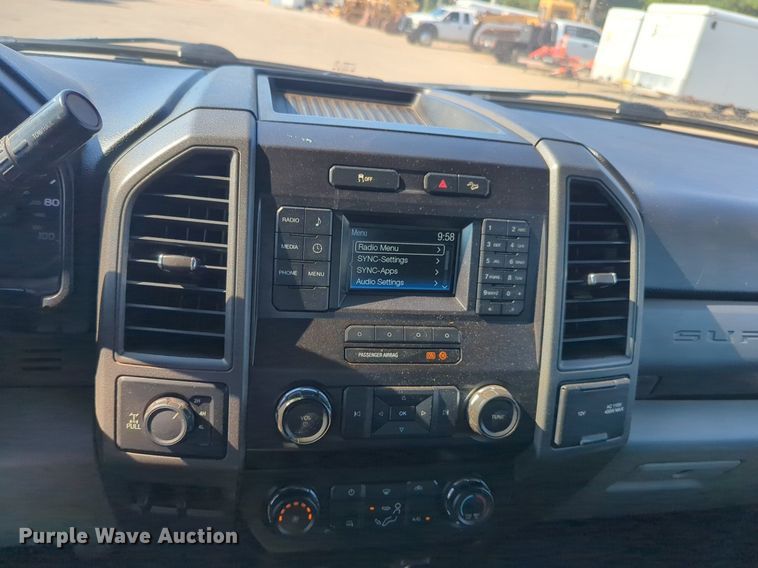 image for item NW9571 2019 Ford F250 Super Duty Crew Cab flatbed pickup truck