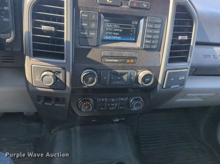 image for item NW9571 2019 Ford F250 Super Duty Crew Cab flatbed pickup truck