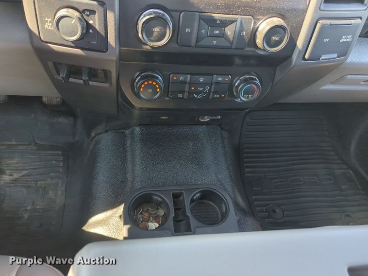 image for item NW9571 2019 Ford F250 Super Duty Crew Cab flatbed pickup truck