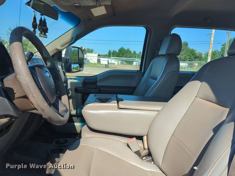 image for item NW9571 2019 Ford F250 Super Duty Crew Cab flatbed pickup truck