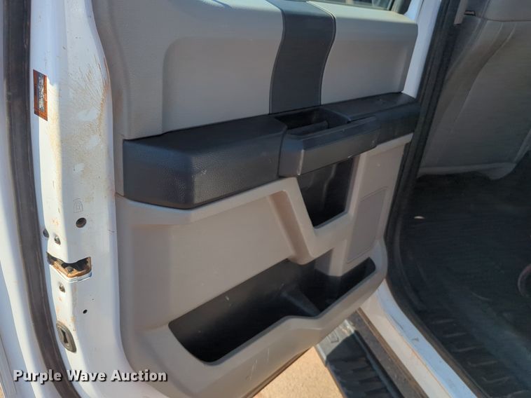 image for item NW9571 2019 Ford F250 Super Duty Crew Cab flatbed pickup truck