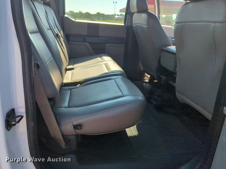 image for item NW9571 2019 Ford F250 Super Duty Crew Cab flatbed pickup truck