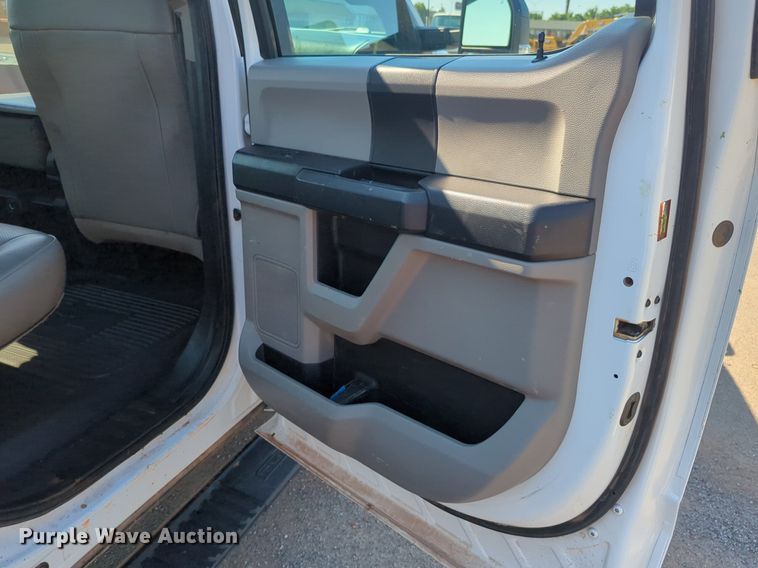 image for item NW9571 2019 Ford F250 Super Duty Crew Cab flatbed pickup truck