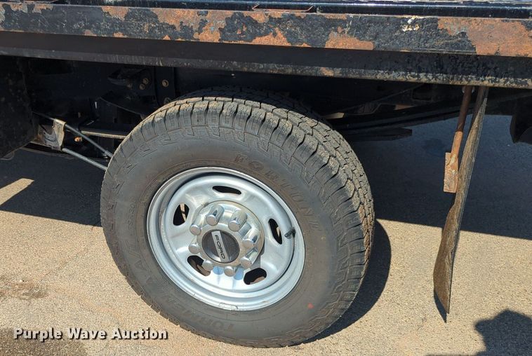 image for item NW9571 2019 Ford F250 Super Duty Crew Cab flatbed pickup truck